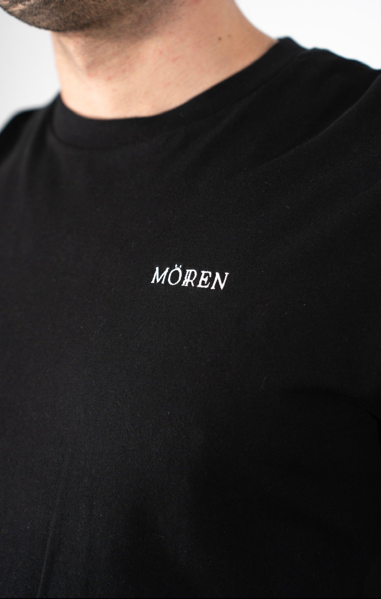 CAMISETA REGULAR BORDADO NEGRA