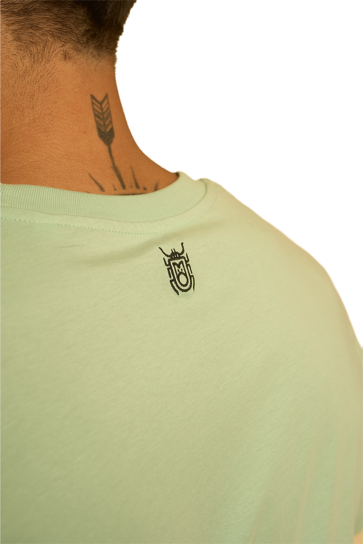CAMISETA REGULAR BORDADO VERDE AGUA